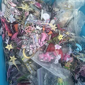 Vintage Junk Drawer Lot Of 100 Random Iron On Patches Appliqué Shoes Embroidered